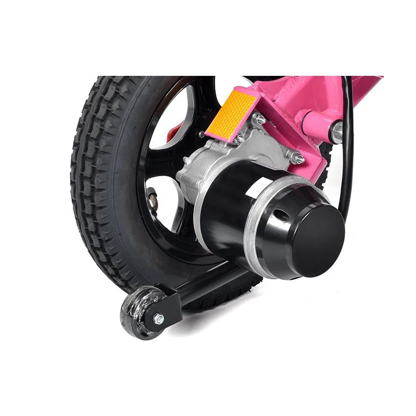 Электрическая инвалидная коляска на открытом воздухе